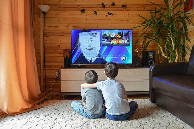 2 dzieci oglądająca telewizję